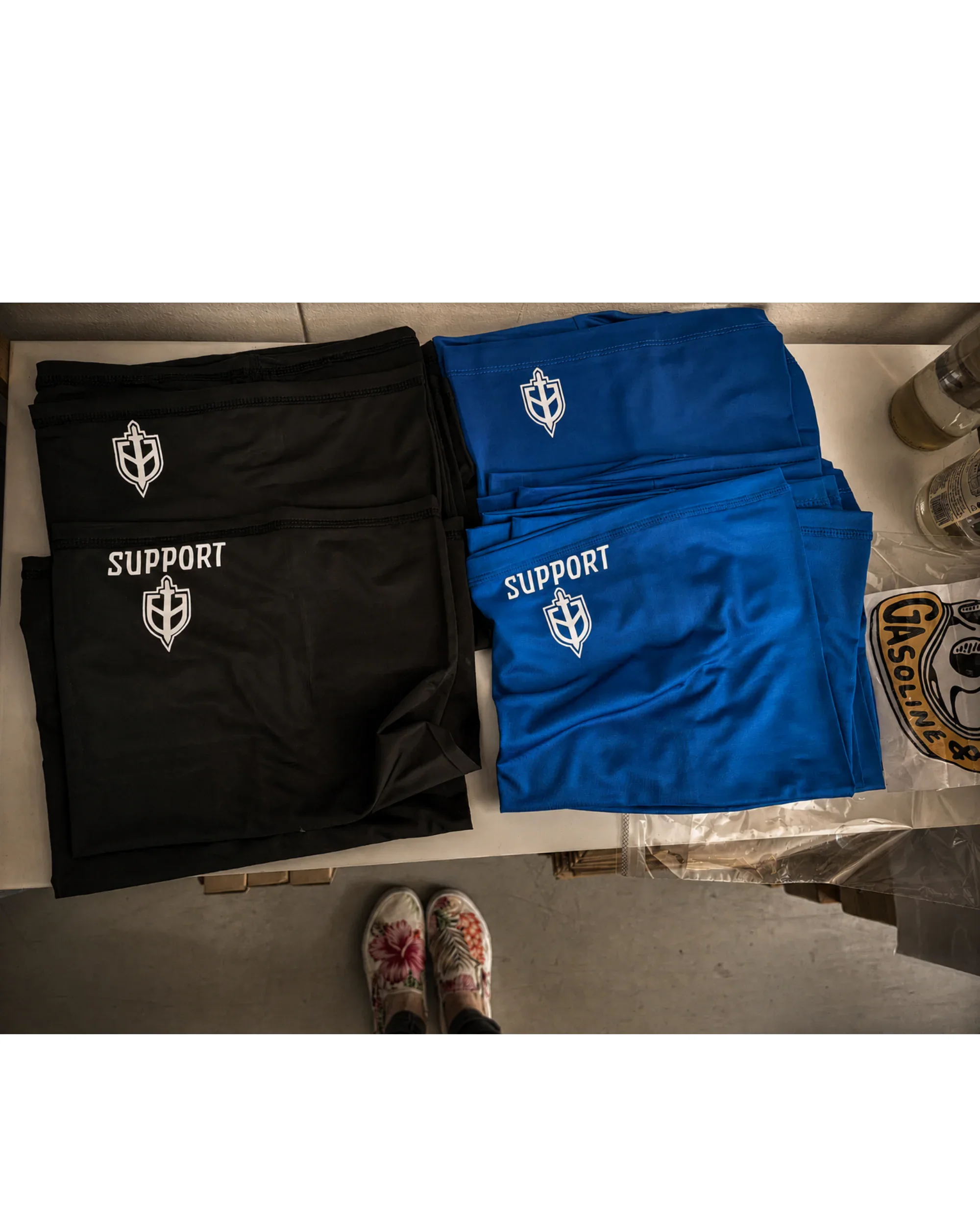 Sportovní textil s aplikovaným grafickým motivem
