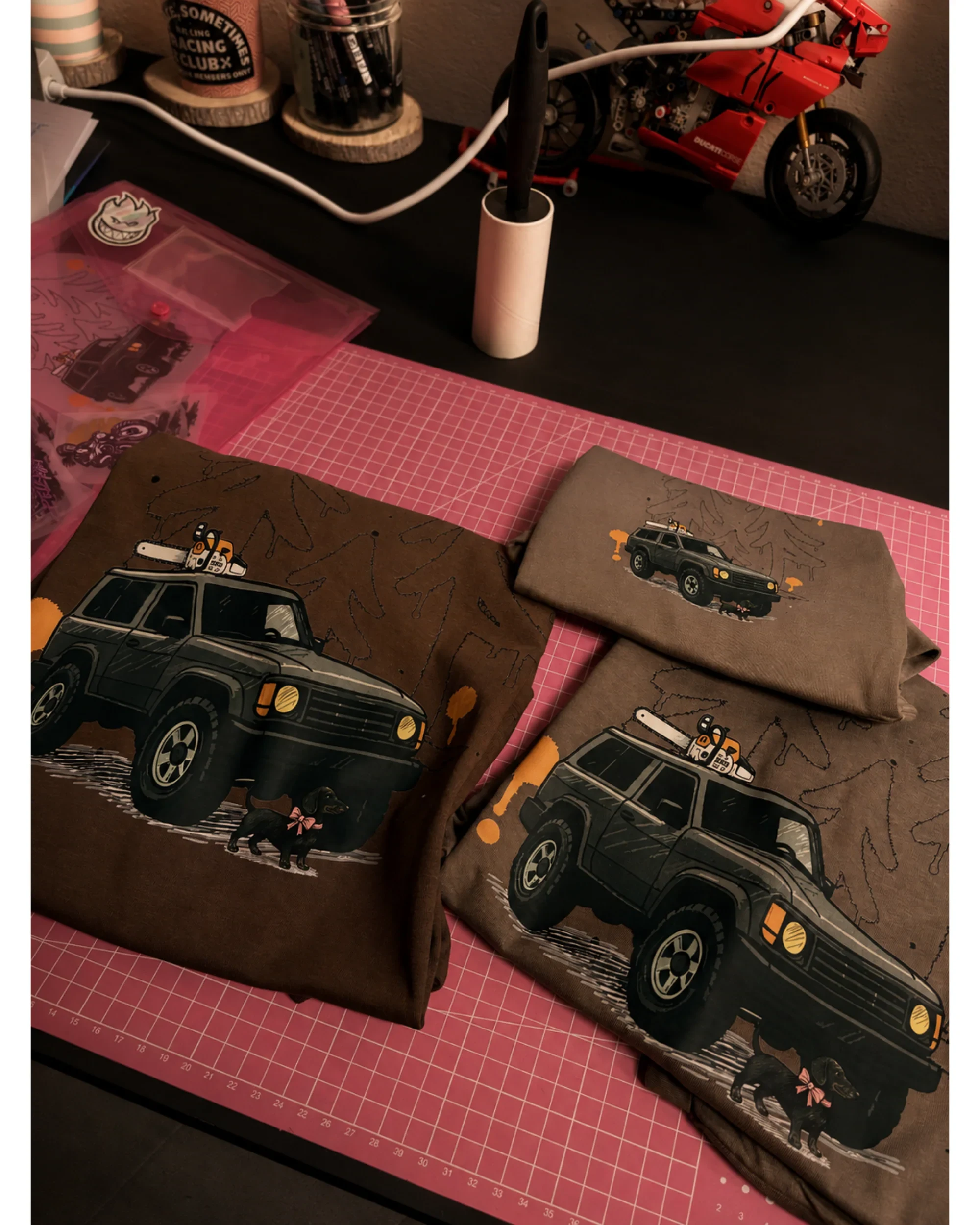 Rozložená rodinná kolekce triček a dětského body s off-road motivem