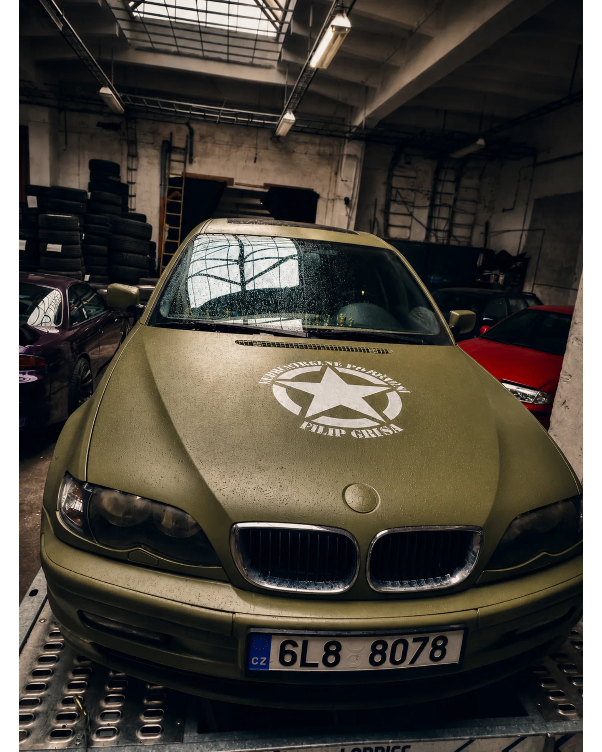 Detail tematického polepu na kapotě automobilu