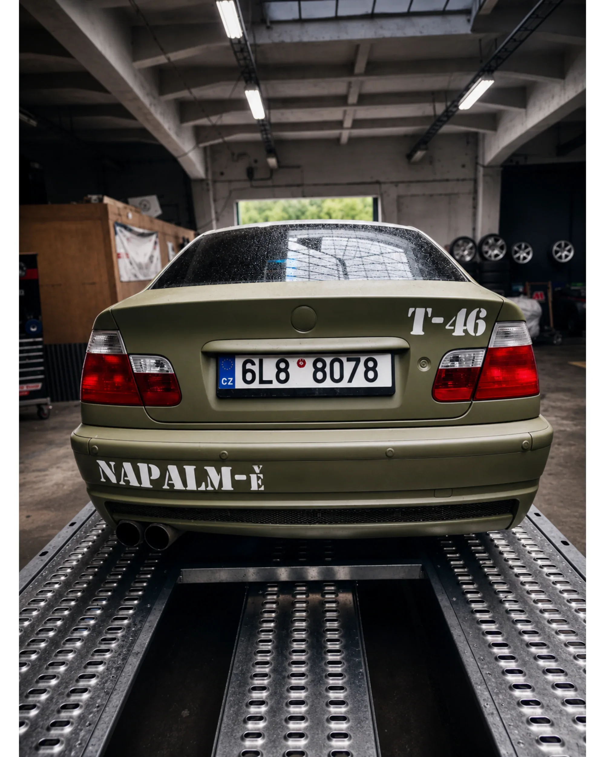Zadní část automobilu navazující na tematický polep