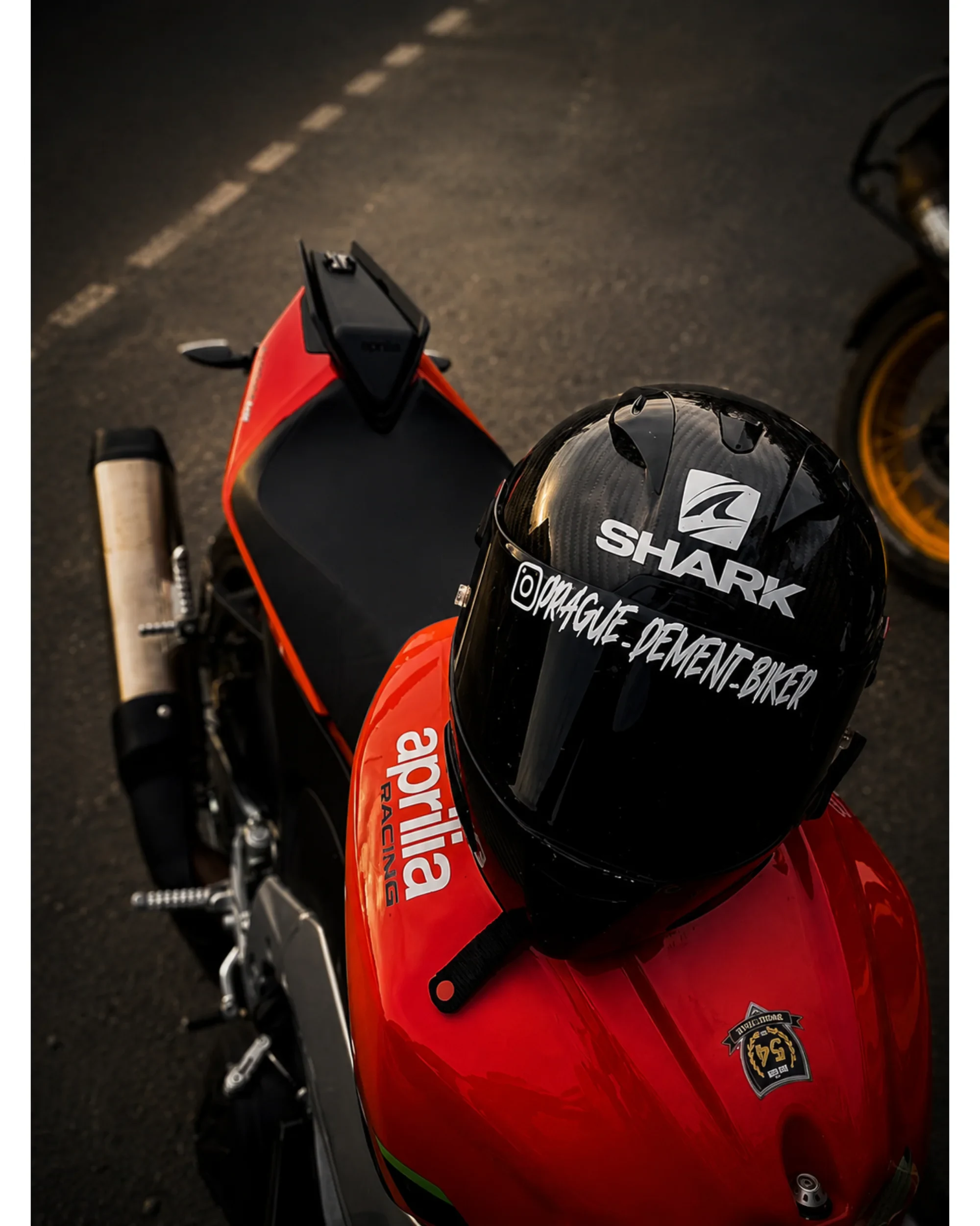 Motocyklová helma s aplikovanou řezanou grafikou
