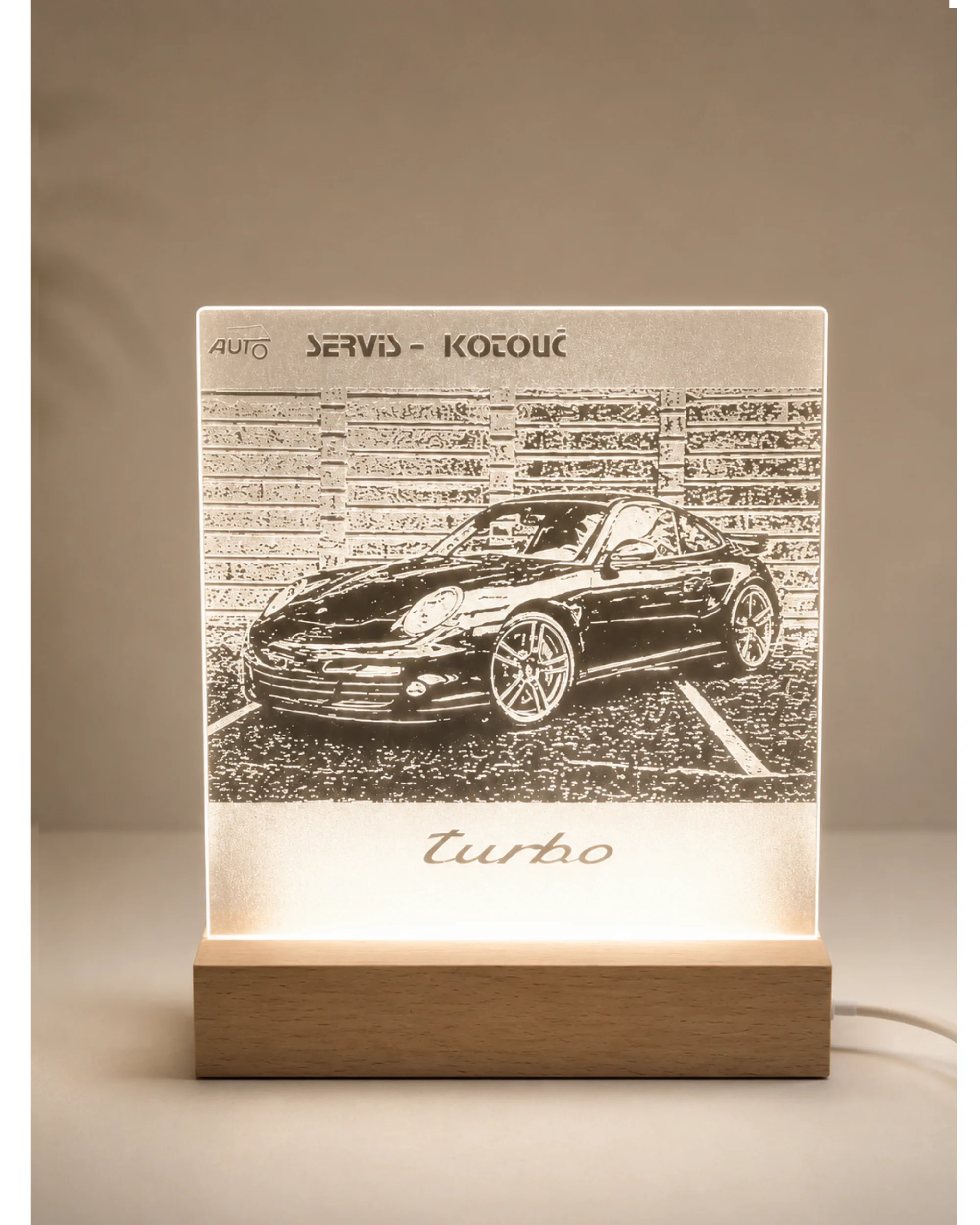 LED dekorace s gravírovanou siluetou automobilu