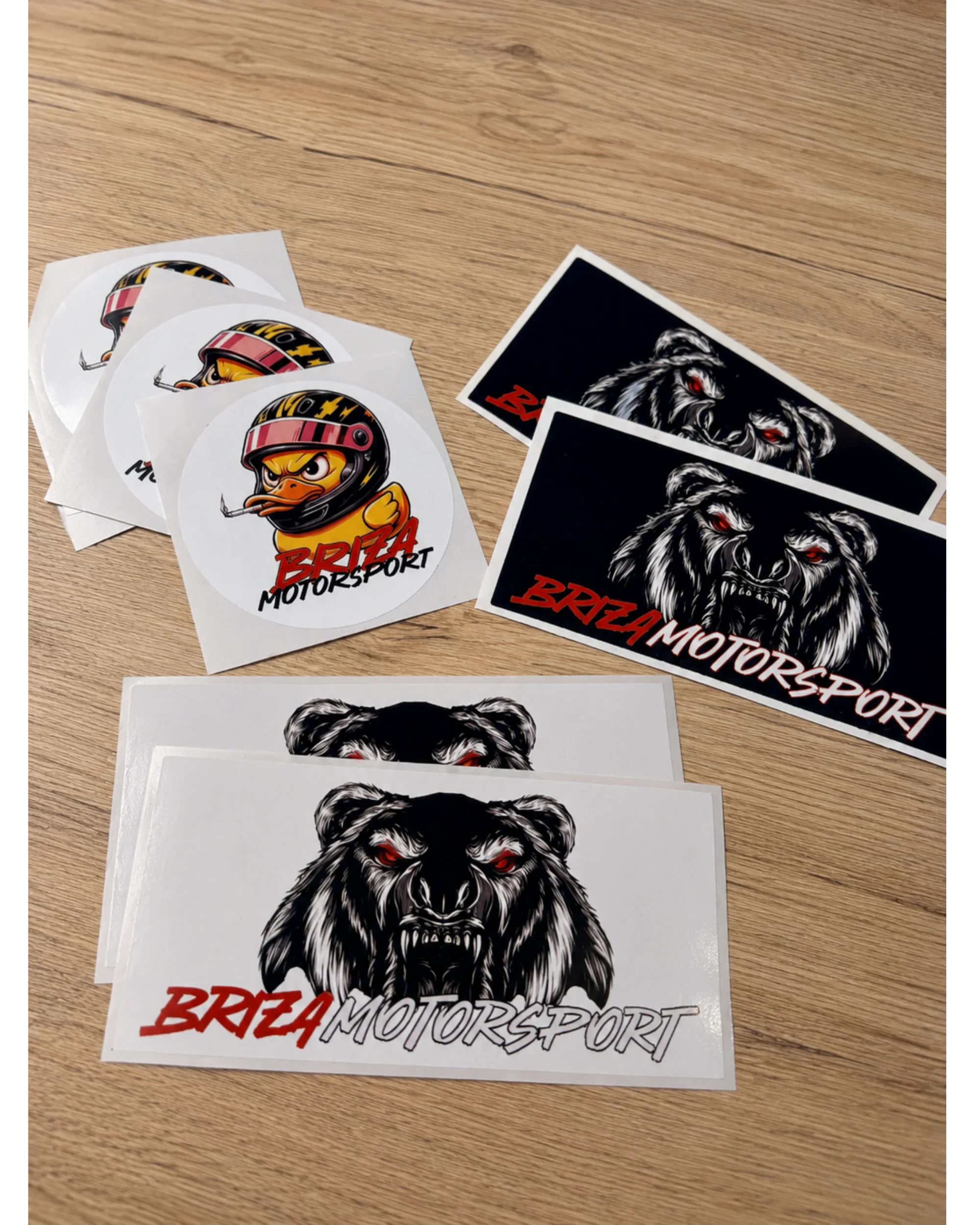 Arch s různými reklamními samolepkami